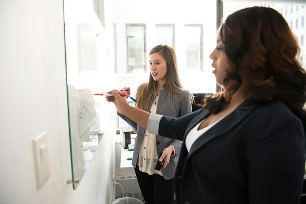 Où les étudiants d'Antibes peuvent-ils trouver un emploi ?